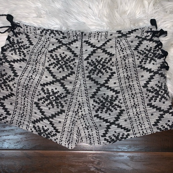 Who What Wear Black Lace Up Shorts Plus Size 16 - Picture 2 of 4